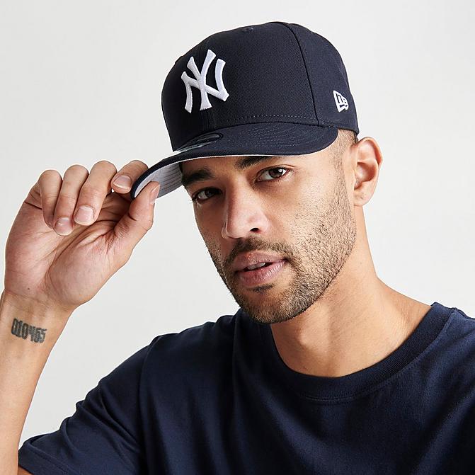 Right view of New Era New York Yankees MLB 9FIFTY Snapback Hat in Navy/White Click to zoom