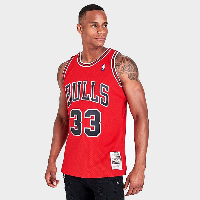 [angle] view of Men's Mitchell & Ness Chicago Bulls NBA Scottie Pippen Swingman Jersey in Black/Red Click to zoom
