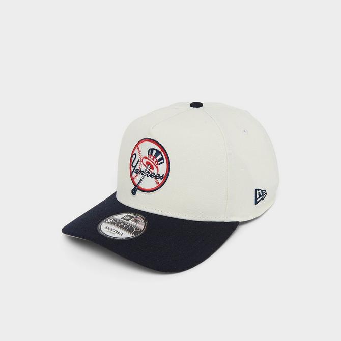 Left view of New Era New York Yankees MLB 9FORTY Snapback Hat in White/Black Click to zoom