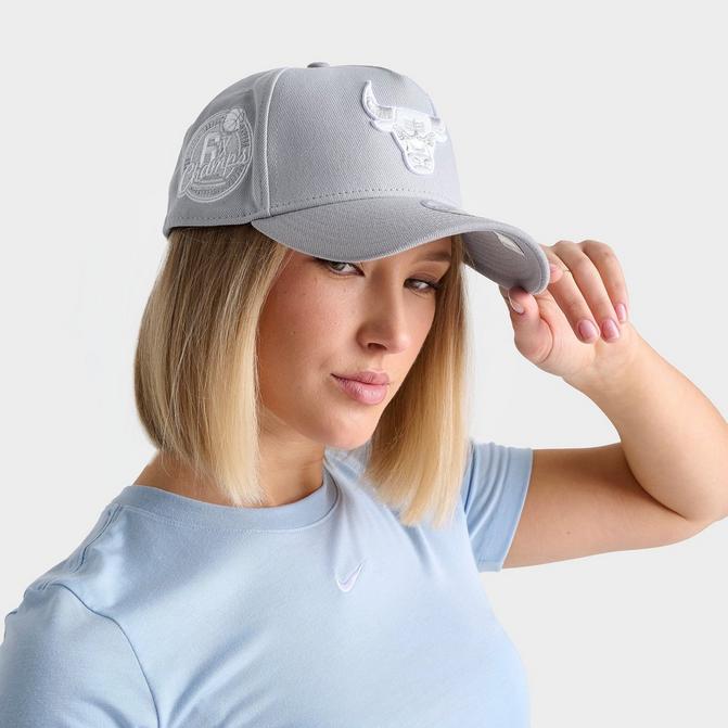 Right view of New Era Chicago Bulls NBA 9FORTY Snapback Hat in Grey/White Click to zoom