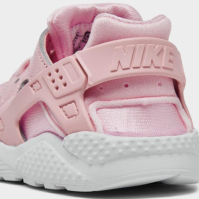 Front view of Girls' Toddler Nike Huarache Run SE Casual Shoes in Prism Pink/White Click to zoom