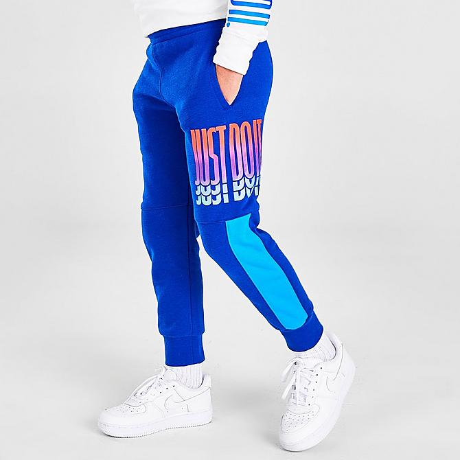 Back Left view of Boys' Little Kids' Nike Rise Fleece Jogger Pants in Blue/Multi Click to zoom