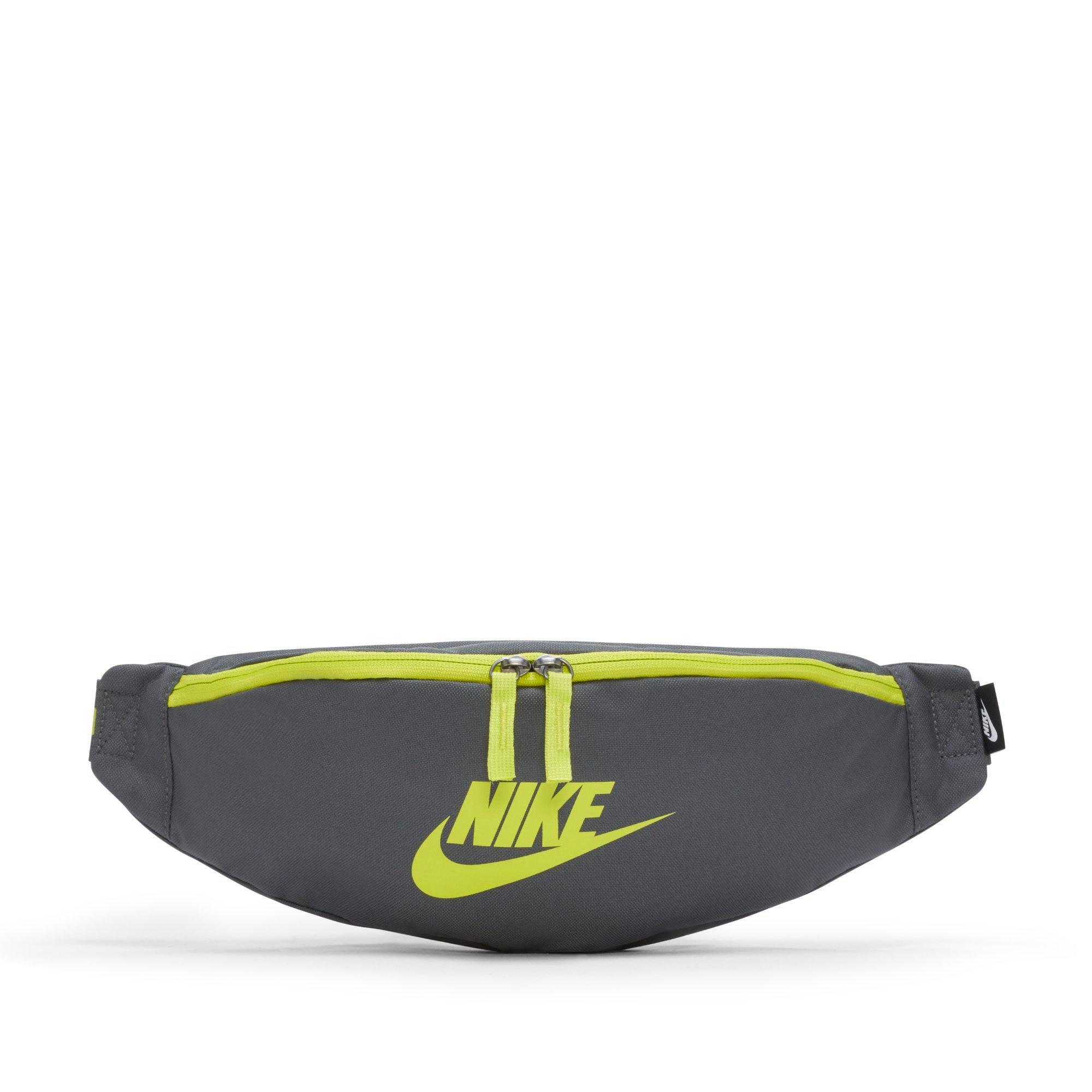 nike sportswear heritage hip pack