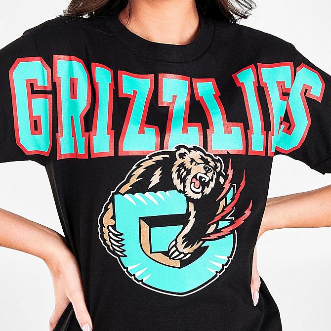 On Model 5 view of Women's Mitchell & Ness Vancouver Grizzlies NBA Logo T-Shirt in Black Click to zoom