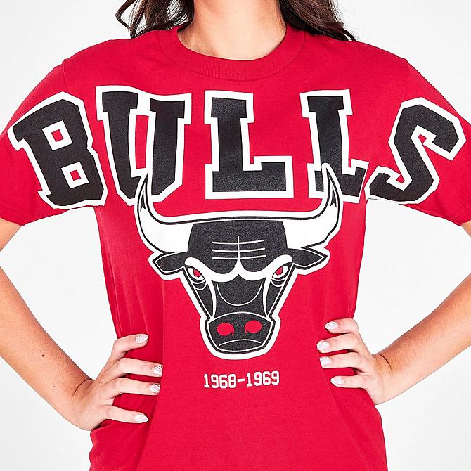 On Model 5 view of Women's Mitchell & Ness Chicago Bulls NBA Logo T-Shirt in Red Click to zoom