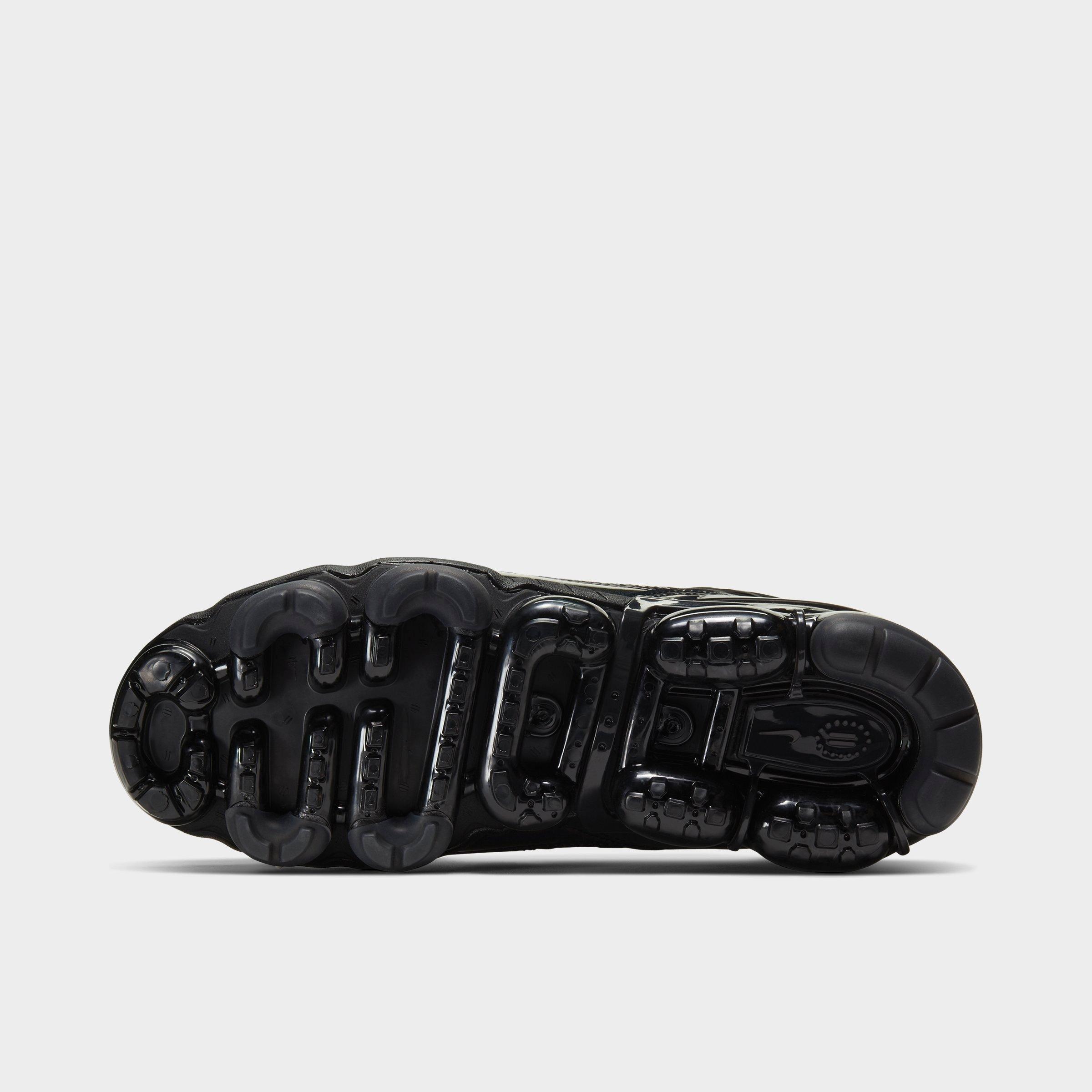black vapormax finish line