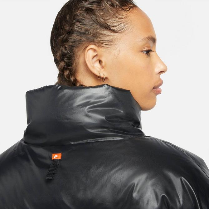 On Model 6 view of Women's Nike Sportswear City Series Therma-FIT Jacket in Black/White Click to zoom