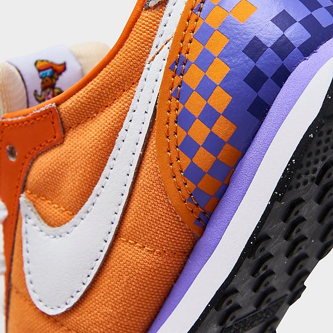 Front view of Kids’ Toddler Nike Waffle Trainer 2 SE Casual Shoes in Kumquat/White/Psychic Purple/Court Purple Click to zoom