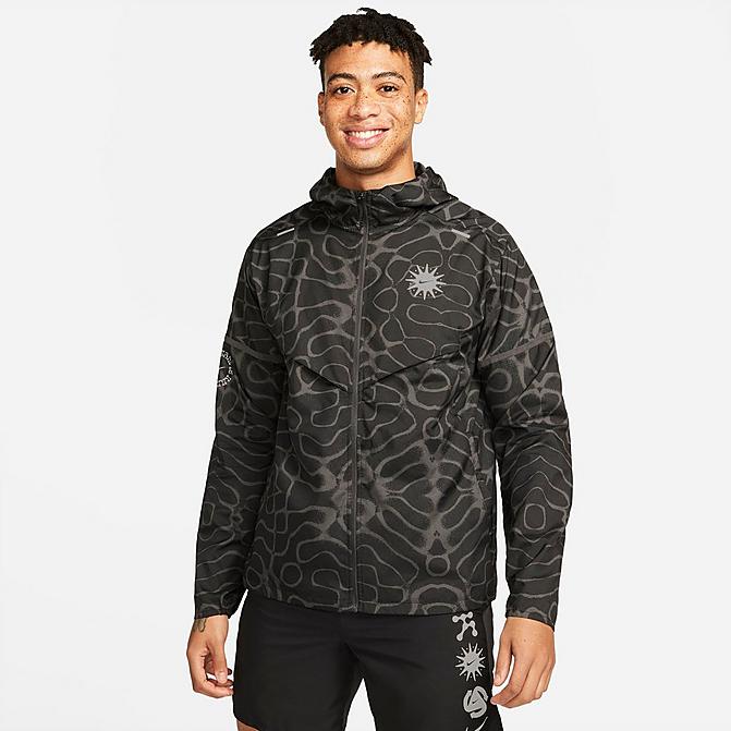 Front view of Men's Nike Wild Run Windrunner All-Over Print Jacket in Black/Anthracite/White Click to zoom