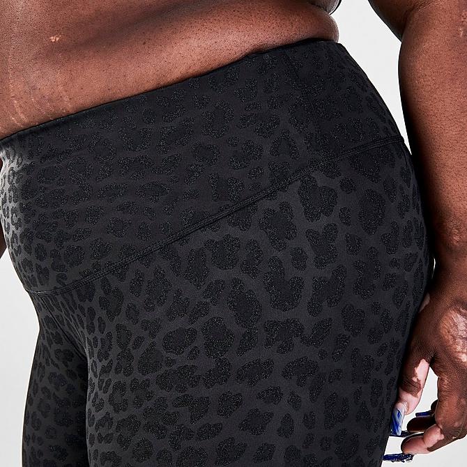 On Model 6 view of Women's Nike Dri-FIT One Mid-Rise Printed Leggings (Plus Size) in Off Noir/White Click to zoom