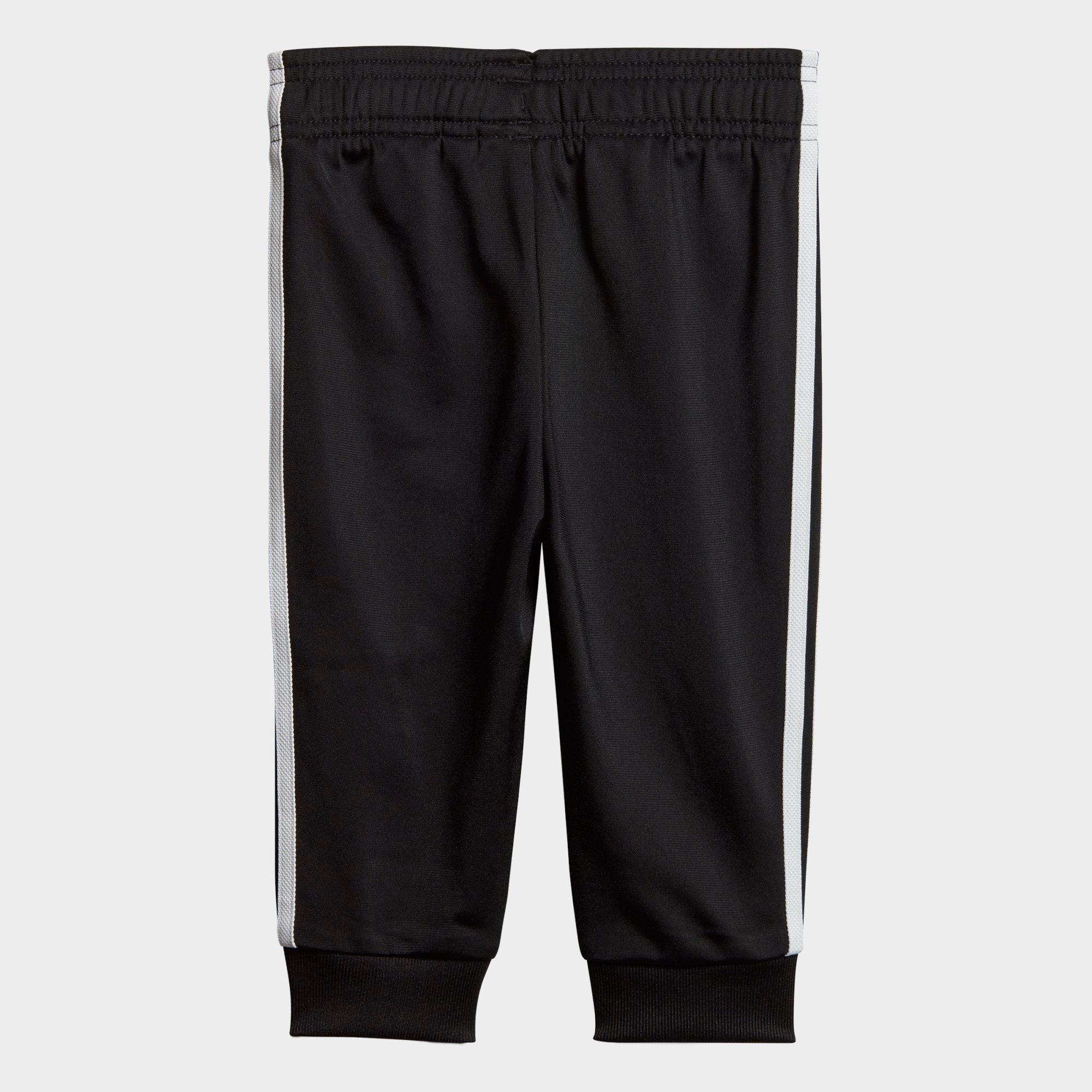 dv2820 adidas