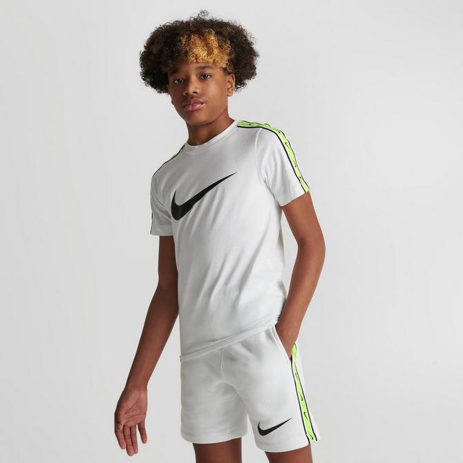type mesh Styrke Kids' Nike Sportswear Repeat T-Shirt| Finish Line