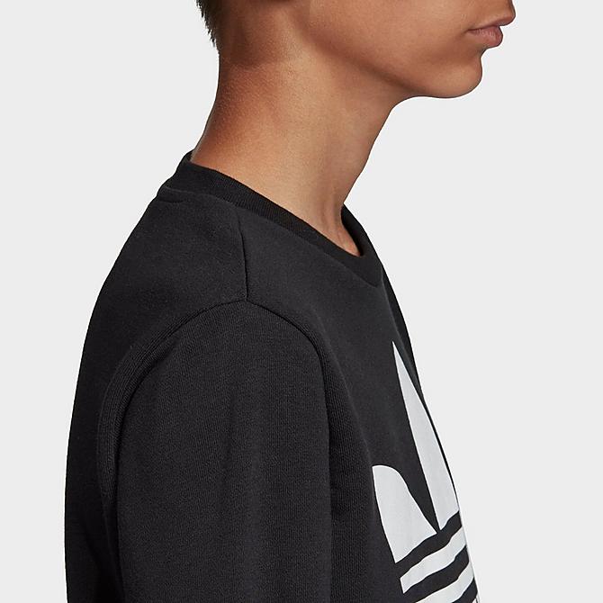 On Model 6 view of Kids' adidas Originals Trefoil Crewneck Sweatshirt in Black/White Click to zoom