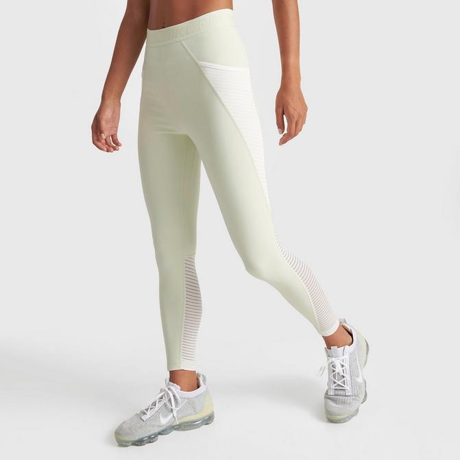 Nike Yoga Luxe 7/8 Tights Plus Size Women's (1X) : : Clothing,  Shoes & Accessories
