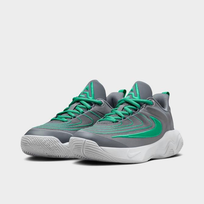 Three Quarter view of Big Kids’ Nike Giannis Immortality 4 Basketball Shoes in Smoke Grey/Stadium Green/Wolf Grey/Dark Smoke Click to zoom