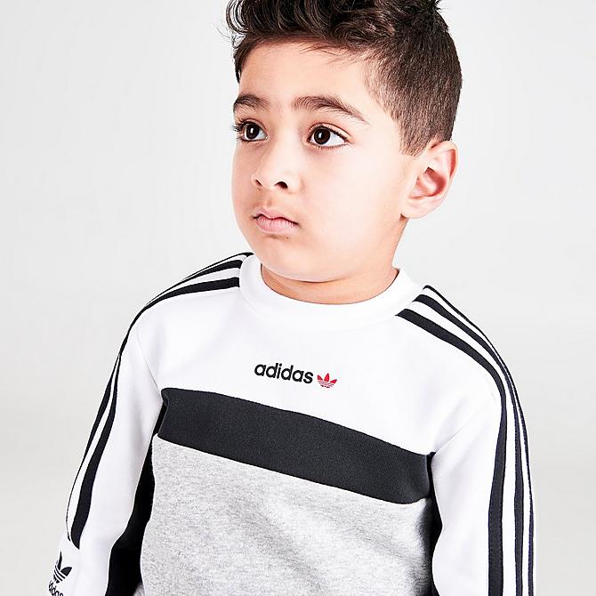 On Model 5 view of Little Kids' adidas Originals Itasca Crewneck Sweatshirt and Jogger Pants Set in Heather Grey Click to zoom