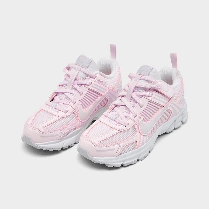 Three Quarter view of Girls' Little Kids' Nike Vomero 5 Stretch Lace Casual Shoes in Pearl Pink/Bleached Lilac/Summit White/Vast Grey Click to zoom