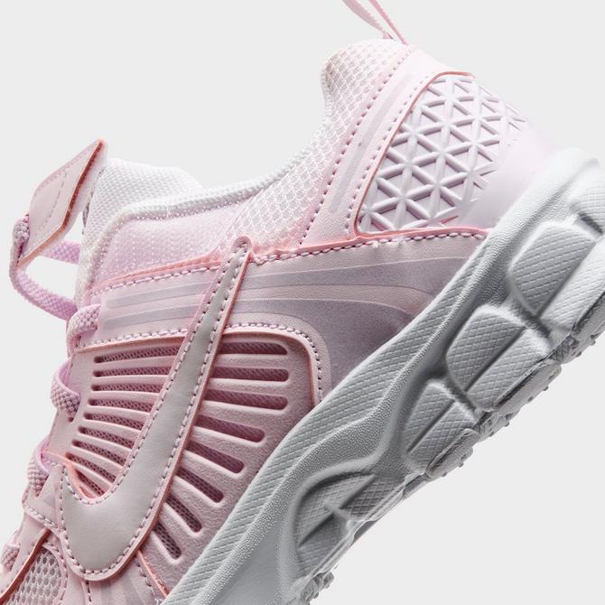 Front view of Girls' Little Kids' Nike Vomero 5 Stretch Lace Casual Shoes in Pearl Pink/Bleached Lilac/Summit White/Vast Grey Click to zoom
