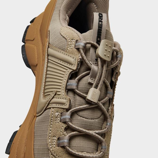 Front view of Women's Nike Zoom Vomero Roam Winterized Casual Shoes in Flax/Khaki/Anthracite/University Gold Click to zoom