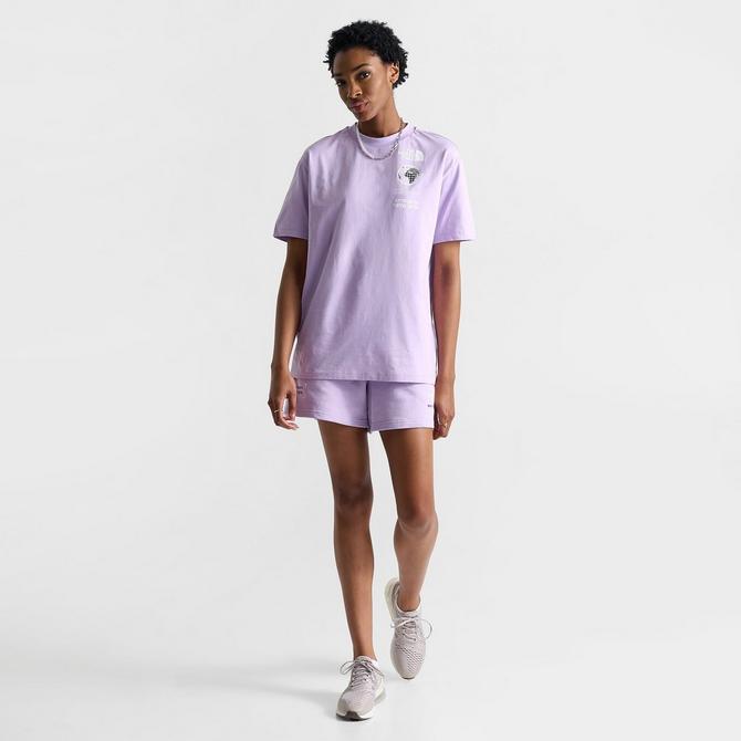 Oversized shirt and sneakers sale