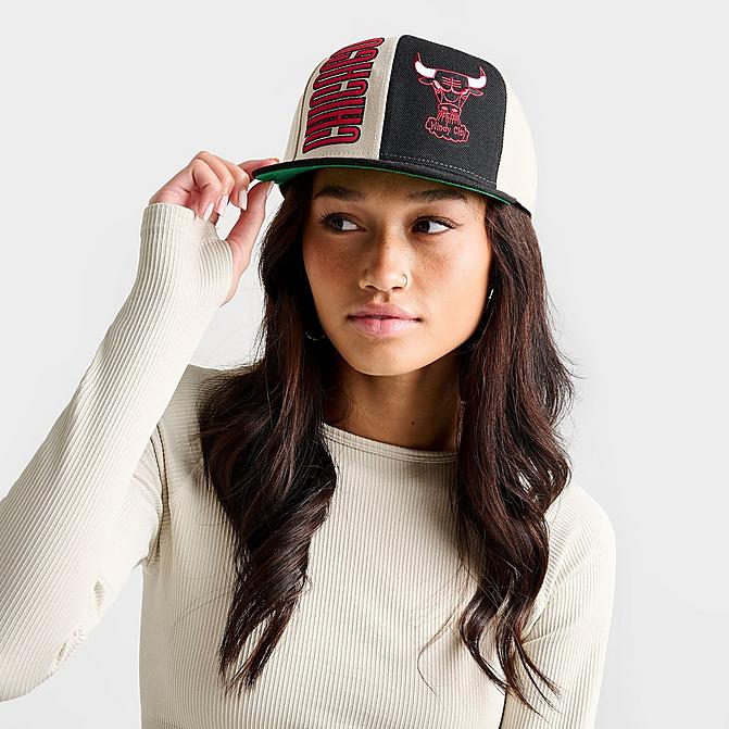 Right view of Mitchell & Ness Chicago Bulls NBA Pop Panel Snapback Hat in White/Black/Red Click to zoom