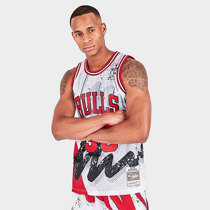 [angle] view of Men's Mitchell & Ness Chicago Bulls NBA Hyper Hoops Swingman Jersey in White/Black/Red Click to zoom