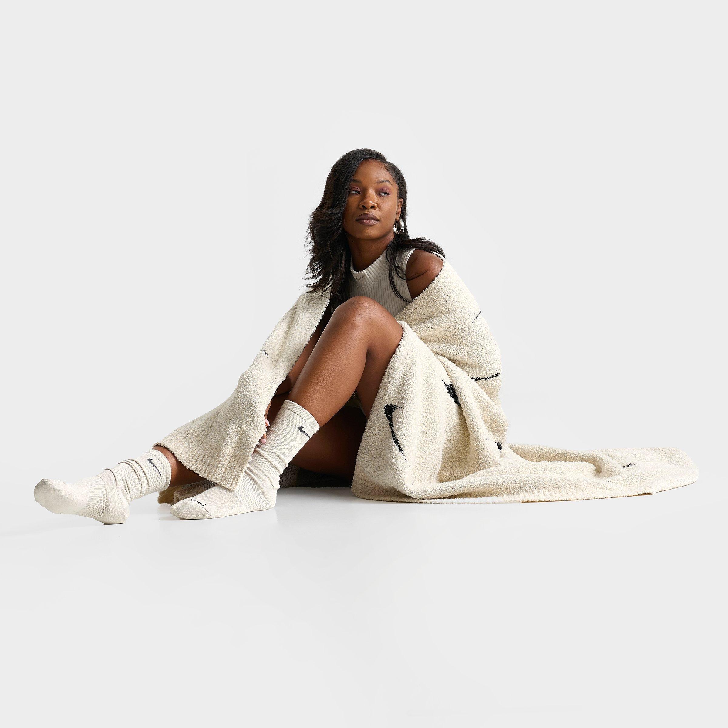 Nike Phoenix Cozy Boucle Blanket in Light Orewood Brown/Black