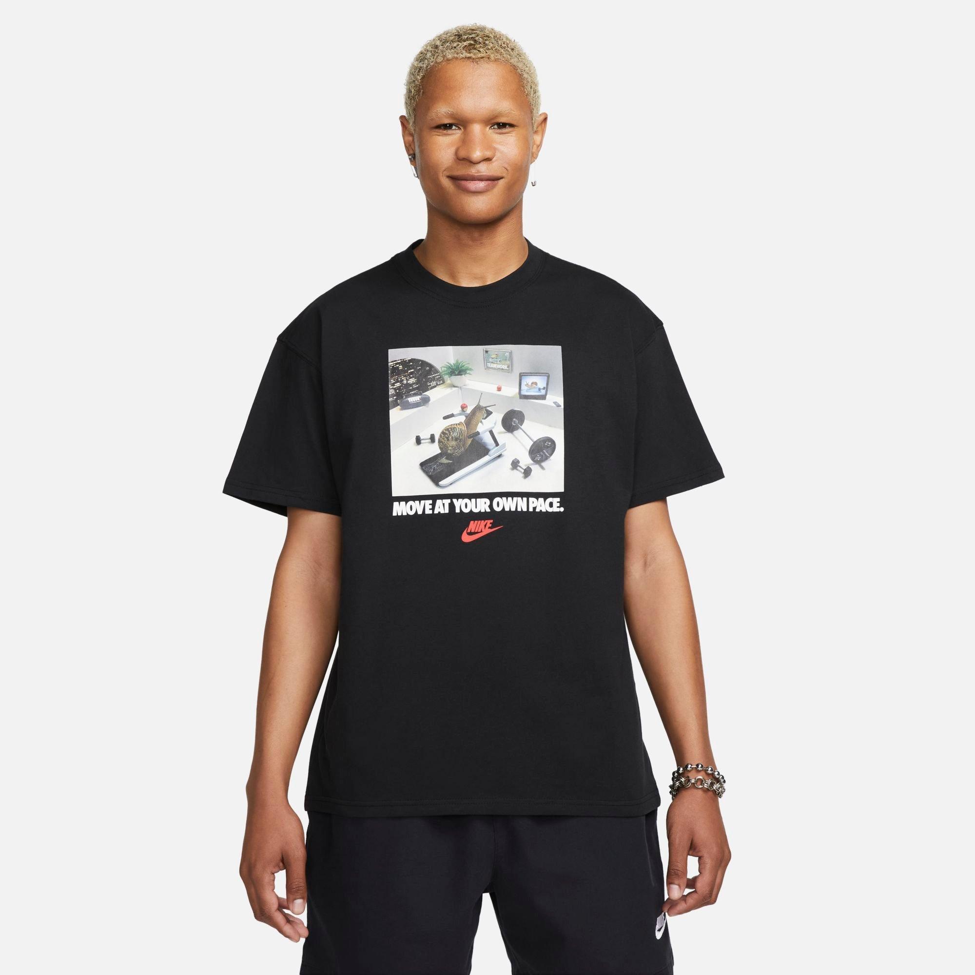 NIKE NIKE MEN'S SPORTSWEAR MAX90 AT YOUR PACE GRAPHIC T-SHIRT