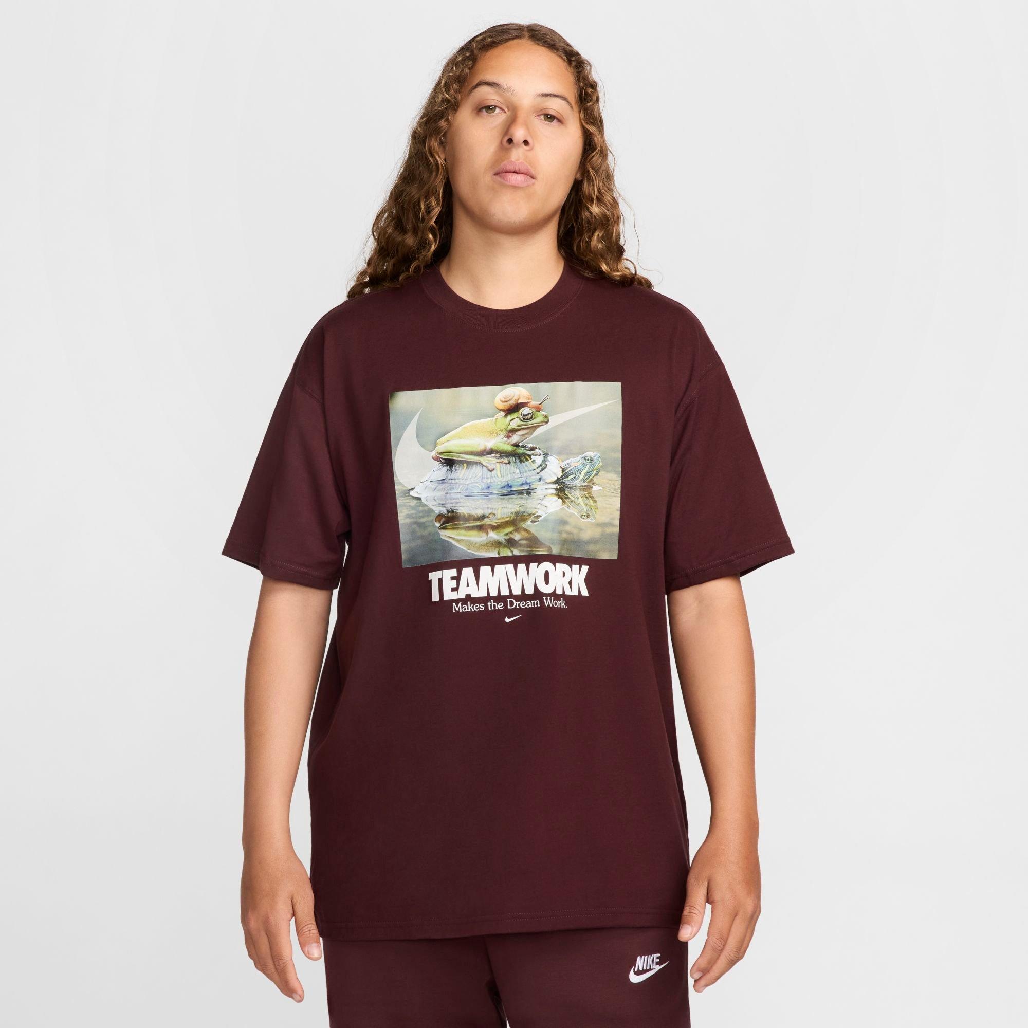 Nike Men's Sportswear Teamwork Graphic T-Shirt in Burgundy Crush Size: XS