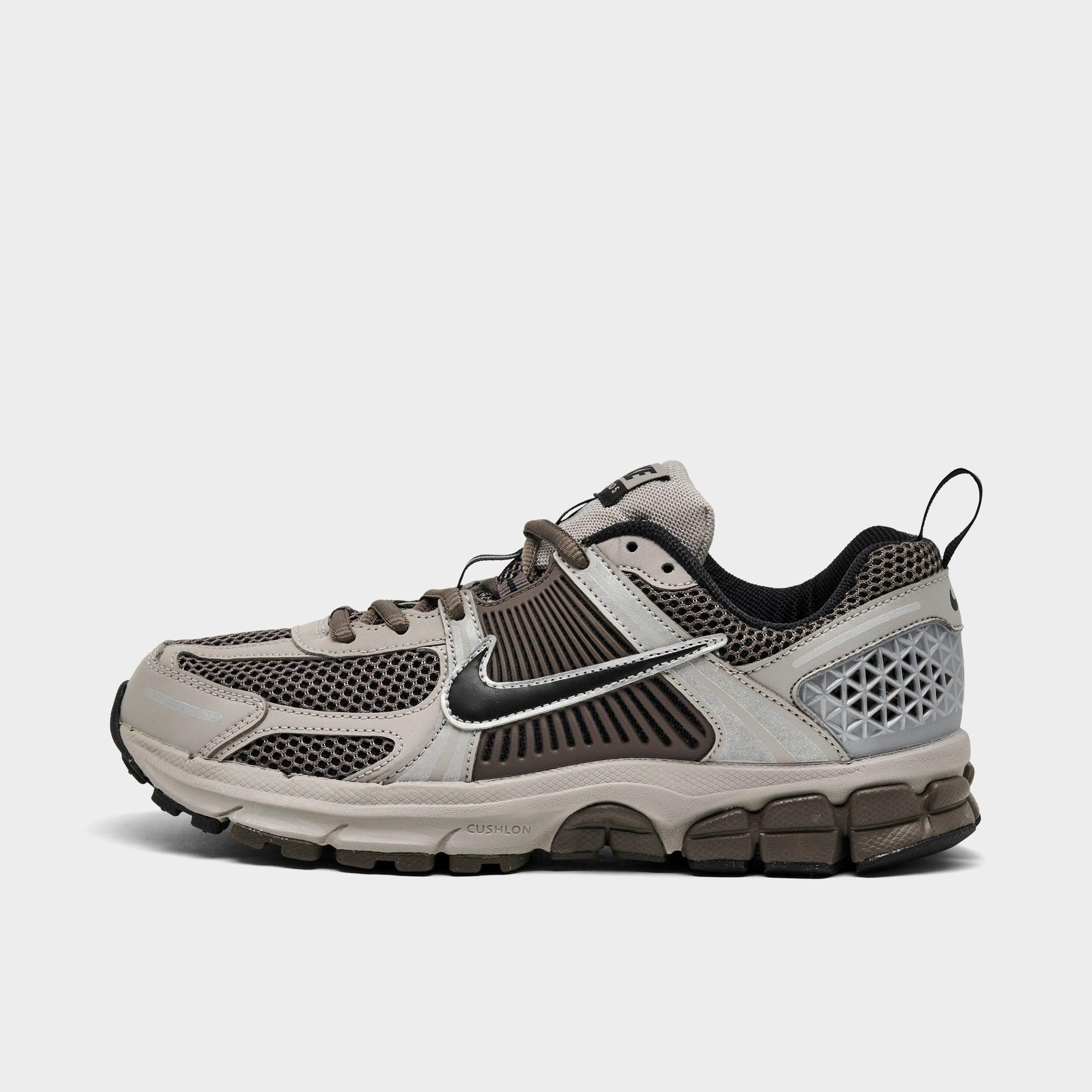 Nike Big Kids Vomero 5 Casual Shoes in College Grey/Cave Stone/Metallic Silver Size: 3.5