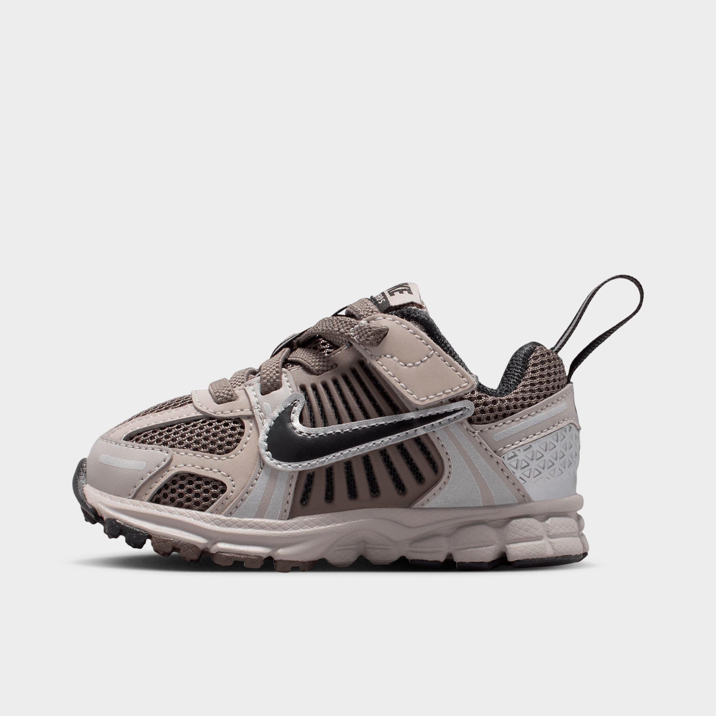 Nike Infant and Kids Toddler Vomero 5 Stretch Lace Casual Shoes in College Grey/Cave Stone/Metallic Silver Size: 8.0