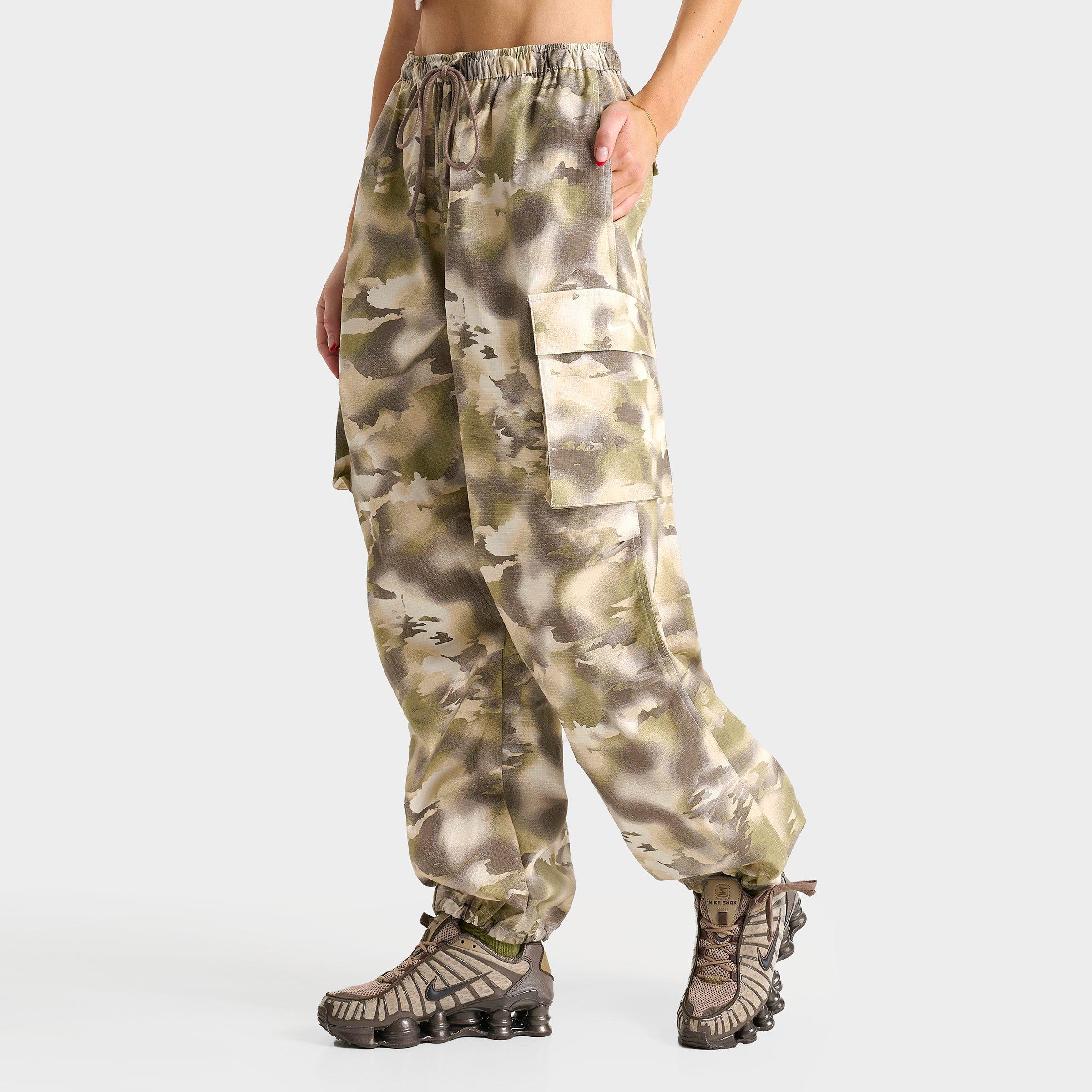 Nike Women's Sportswear Camo Cargo Pants in Beige/Light Orewood Brown Size Large Cotton/100% Polyester/Spandex