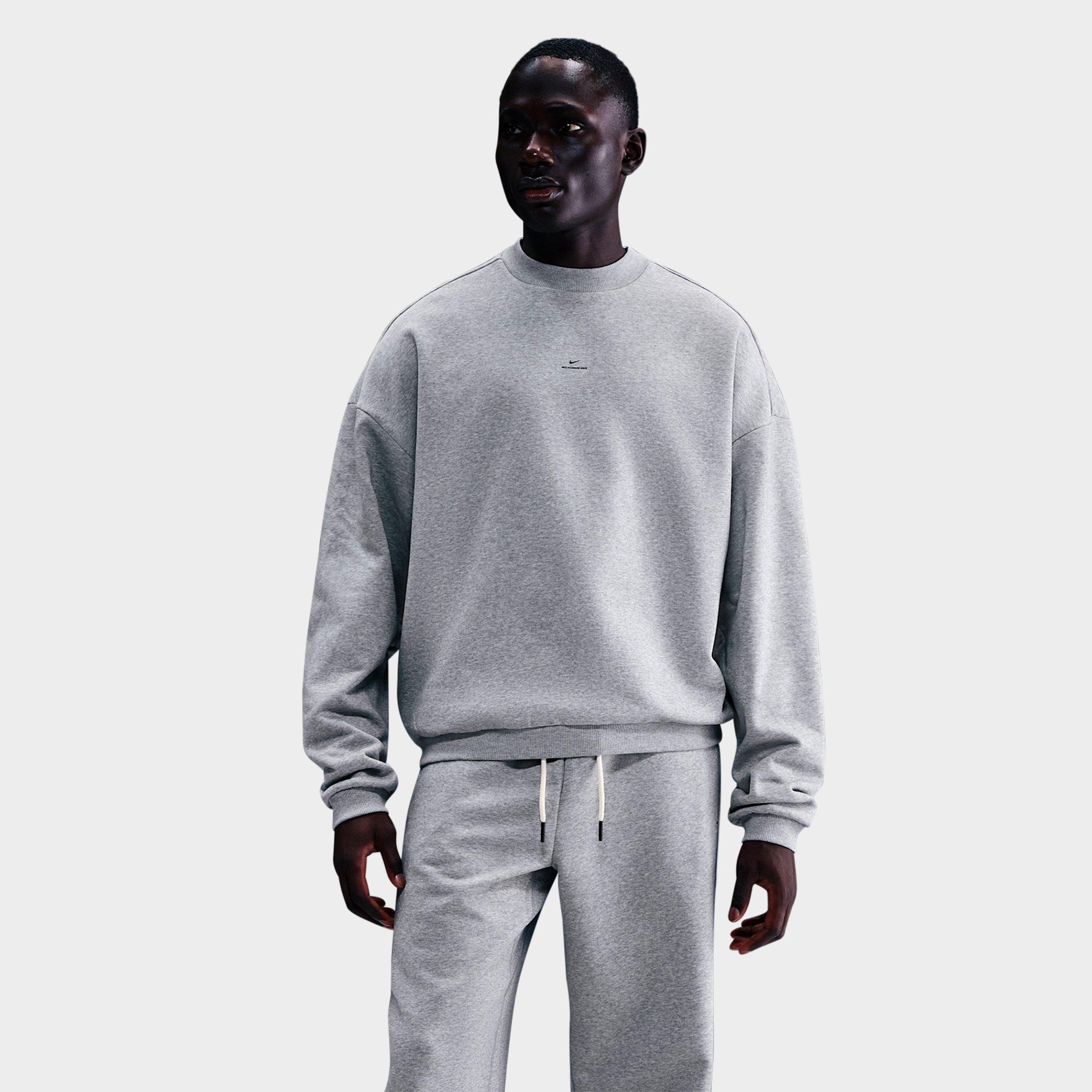 Nike Men's Standard Issue Therma-FIT Basketball Crewneck Sweatshirt in Dark Grey Heather/Black Size: Small