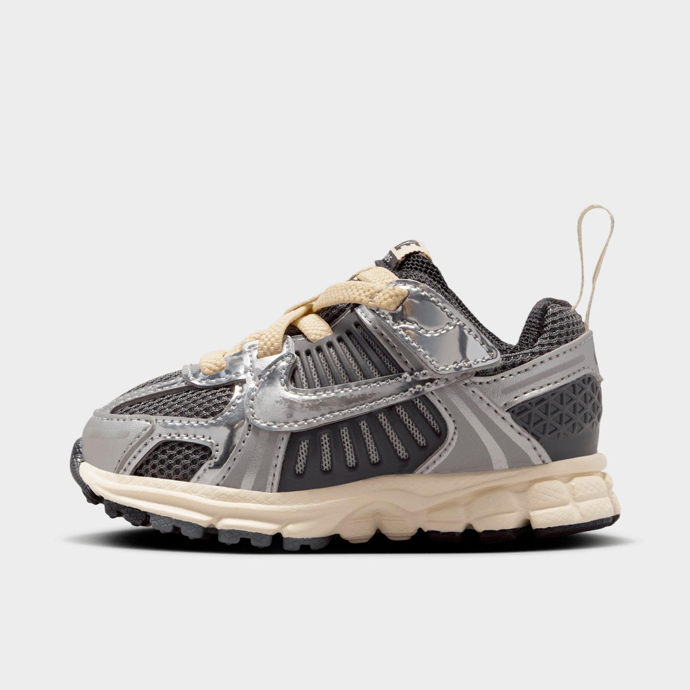 Nike Kids Toddler Vomero 5 Stretch Lace Casual Shoes in Iron Grey/Metallic Silver/Coconut Milk Size: 4.0