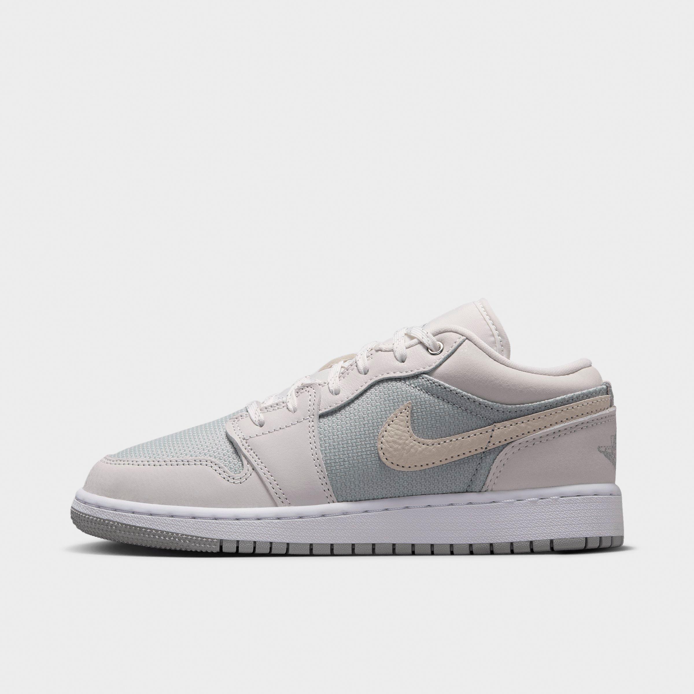 Jordan Big Kids Air Retro 1 Low SE Casual Shoes in Off White/Soft Pearl/Light Smoke Grey Size: 4.5
